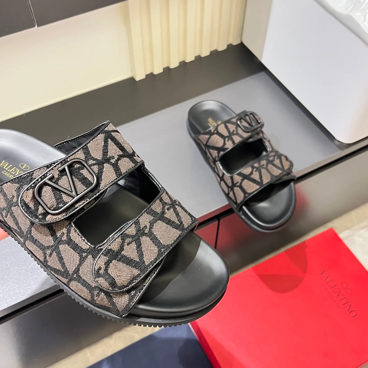 p300《VALENTINO》Warren Men🧍‍♂️Spring and Summer New Style. Cowhide logo flat slippers, elegant sandals, the same style worn by celebrities, original molding, imported calfskin. Rubber outsole. Soft and durable, full set of counter packaging, 38-44!